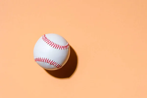 Primer Plano Pelota Béisbol Sobre Fondo Color Camello Concepto Entrenamiento —  Fotos de Stock