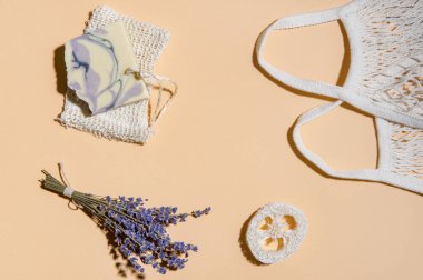 Krem rengi arka planında farklı hijyen ve bakım malzemelerinin üst görünümü, sıfır atık kavramı