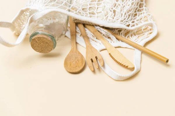 配有竹子餐具和水瓶的网眼购物袋 可持续的生活方式 无塑概念 零废物生态清洁厨房主题 — 图库照片