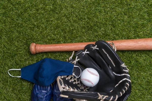 棒球棍 手套和面具隔离在草地上 带着面具的棒球赛季 安全体育概念 — 图库照片