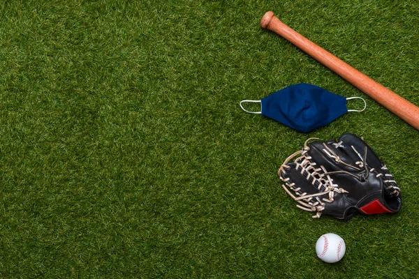 Baseball Ütő Labda Kesztyű Maszk Elszigetelve Egy Fűmezőn Baseball Szezon — Stock Fotó