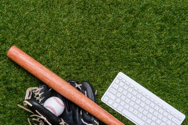 Бейсбольная Бита Мяч Перчатка Компьютерная Клавиатура Изолированы Поле Травы Квартира — стоковое фото