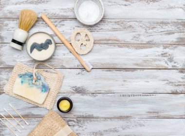 Ahşap arka planda hiç atık banyo aksesuarı yok. Doğal eko bambu ürünü. Plastiksiz güzellik esastır..