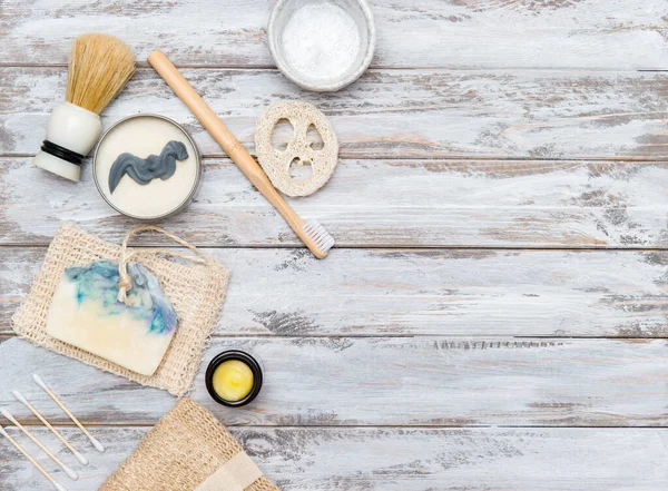 Ahşap arka planda hiç atık banyo aksesuarı yok. Doğal eko bambu ürünü. Plastiksiz güzellik esastır..