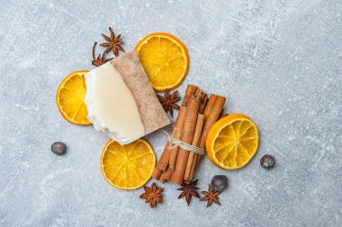 Cinamon ve portakallı el yapımı sabun. Vücut ve cilt bakımı. Düz yatıyordu. Sıfır atık