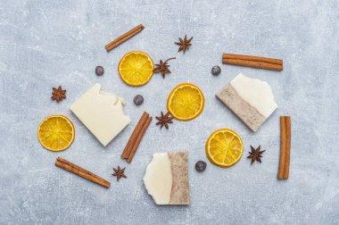 Cinamon ve portakallı el yapımı sabun. Vücut ve cilt bakımı. Düz yatıyordu. Sıfır atık