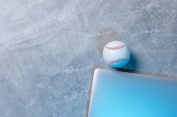 Бейсбольний Сірий Ноутбук Сірому Фоні Концепція Онлайн Тренувань — стокове фото