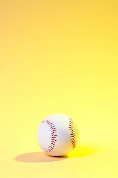 Pelota Béisbol Sobre Fondo Amarillo Concepto Deporte Equipo —  Fotos de Stock