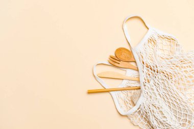 Bambu çatal bıçaklı örgü market çantası. Sürdürülebilir yaşam tarzı. Plastiksiz konsept. Sıfır atık çevre dostu temizlik teması