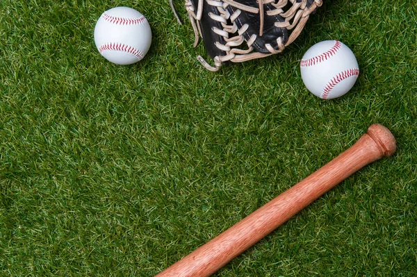 Kij Baseballowy Rękawiczka Piłka Polu Zielonej Trawy Tło Tematyczne Sportu — Zdjęcie stockowe
