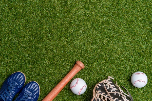 緑の芝生のフィールド上の野球バット ボール テキストと広告のためのコピースペースとスポーツテーマの背景 — ストック写真