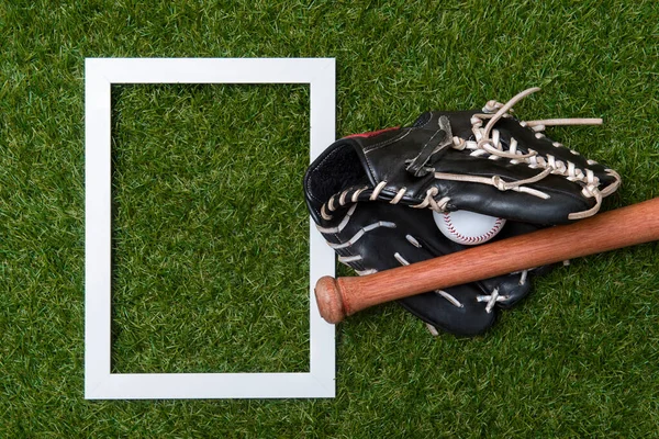 Baseballschläger Handschuh Und Ball Auf Dem Grünen Rasenplatz Hintergrund Zum — Stockfoto