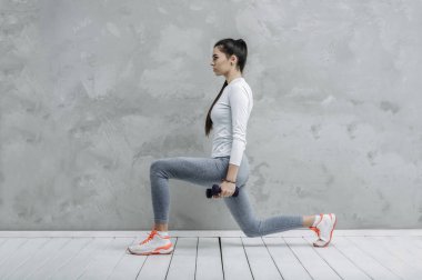 Spor salonu eğitimi gri arka planda izole edilmiş. Bir spor koçu çevrimiçi bir ders veriyor. Çevrimiçi çalışma kavramı