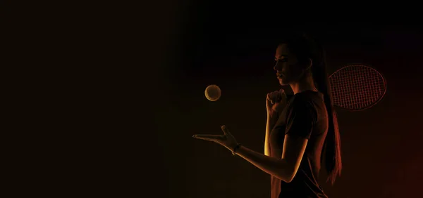 漂亮的女子网球选手 背景暗色的球拍 色彩艳丽 体育教练领导一个在线课程 网上锻炼的概念 — 图库照片