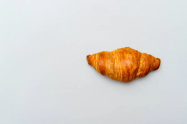 Fris Smakelijk Croissant Grijze Achtergrond Frans Gebak — Stockfoto