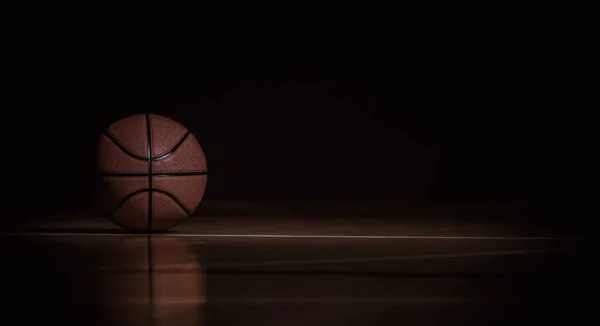 篮球背景是黑色的 团体体育概念 — 图库照片