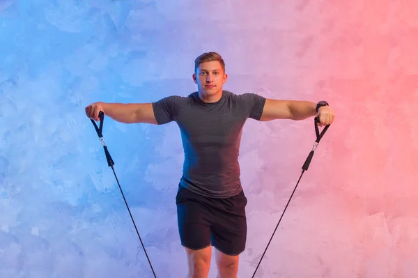 Lastik Direnç Bantlı Atletizm Antrenörü Grup Fitness Öğretiyor Parlak Neon — Stok fotoğraf