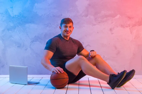 Man Doing Exercises Basketball Ball Watching Online Tutorials Laptop Sports — Stock Photo, Image