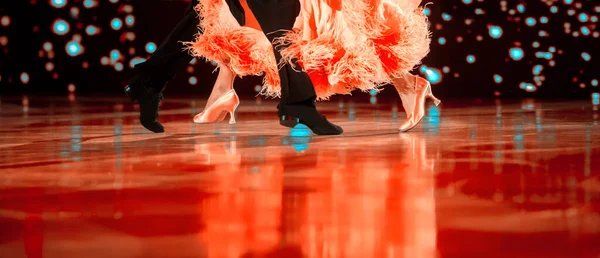 Uluslararası Latin dansçı erkek ve kadın dansçı. Balo dansı bir takım sporudur. Vintage renk filtresi. — Stok fotoğraf