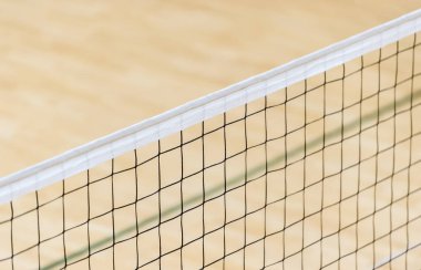 İlkokulda voleybol ağlı bir spor salonu. Takım sporu.