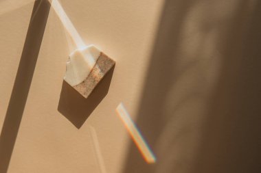 Bej arka planda el yapımı sabun ve gökkuşağı. Sıfır atık, çevre dostu kozmetik konsepti. Blogcular, sanatçılar, sosyal medya, dergiler için minimalizm besteliği.