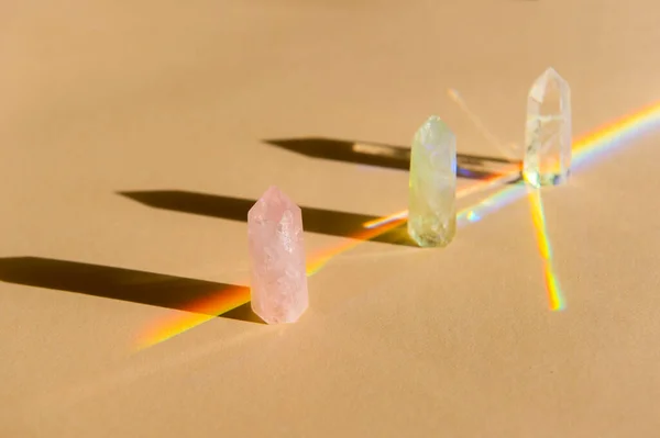 Cura Cristal Chakra Arco Íris Fundo Bege Meditação Reiki Conceito — Fotografia de Stock