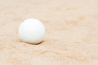 Kumda beyaz plaj voleybolu. Takım spor konsepti