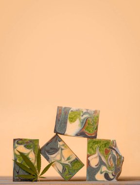 Ev yapımı kenevir sabunu ve yeşil marihuana yaprağı. Spa organik sabun. Tıbbi CBD ile organik cilt bakımı. Sıfır atık