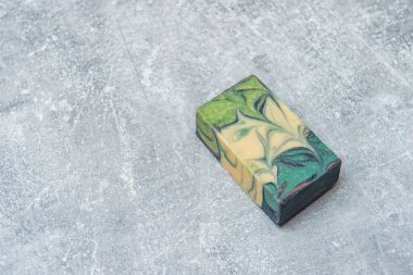 Beton zeminde el yapımı sabun. Eko yaşam tarzı gözlemi