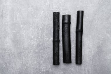 Beton zeminde doğal olarak etkinleştirilmiş bambu kömürü. Gerçekçi kömür parçaları.