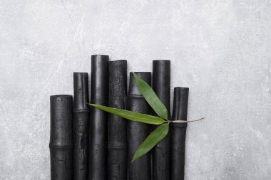 Beton zeminde doğal olarak etkinleştirilmiş bambu kömürü. Gerçekçi kömür parçaları.