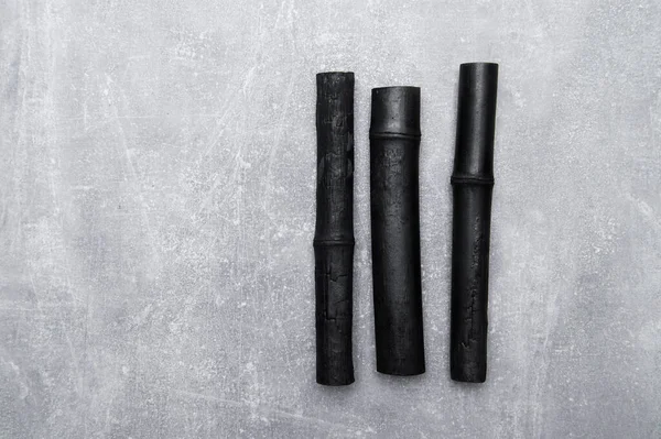 Beton zeminde doğal olarak etkinleştirilmiş bambu kömürü. Gerçekçi kömür parçaları.