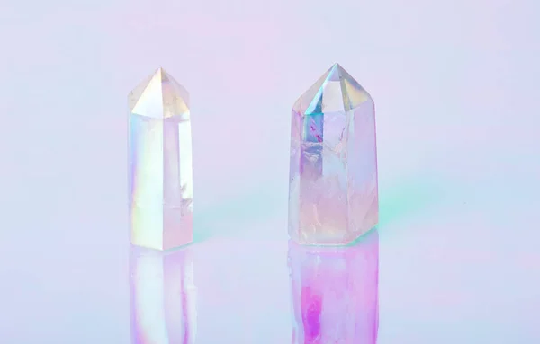 全息背景下的天然透明晶体石英电镀彩虹 灵气和精神治疗的概念 — 图库照片