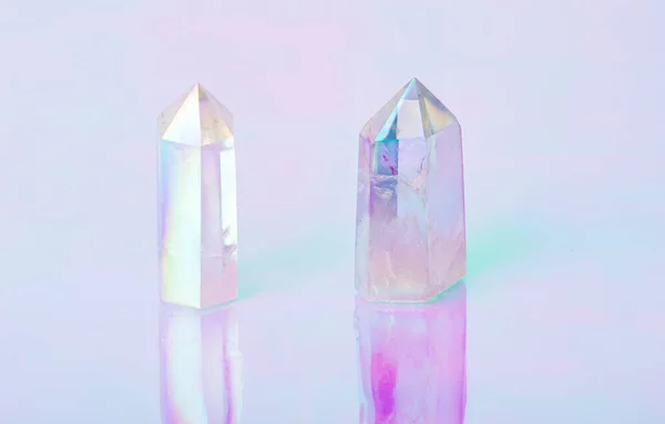 Doğal berrak kristal kuvars elektroşok gökkuşağı holografik arka planda. Meditasyon, reiki ve ruhani iyileştirme kavramı