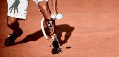 Tenisçi topu koyar. Vintage renk filtresi