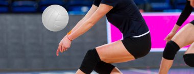 Spor salonunda bir grup kızla voleybol maçı sporu. Profesyonel spor konsepti