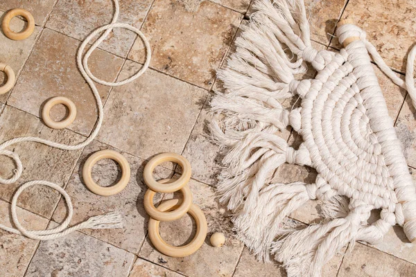 Aksesoris Macrame Pada Latar Belakang Beige Konsep Hobi Yang Kreatif — Stok Foto