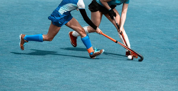 Dos Jugadores Hockey Sobre Hierba Luchando Por Pelota Medio Del —  Fotos de Stock