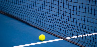  Tenis ağı, top ve sert kort. Profesyonel spor ve tenis yarışması konsepti