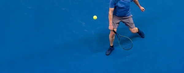 Άνθρωπος Που Παίζει Τένις Στο Μπλε Πάτωμα Επαγγελματική Έννοια Του — Φωτογραφία Αρχείου