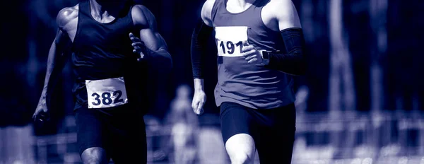 Męscy Sportowcy Biegną Dwóch Mężczyzn Sportowych Ciuchach Biegnie Bieżni Profesjonalnym — Zdjęcie stockowe