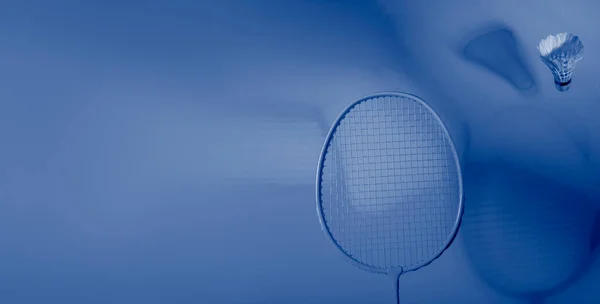 Badminton Racket Och Skyttel Blå Bakgrund Professionell Idrott Koncept — Stockfoto