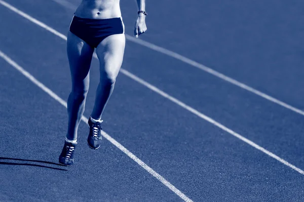 Una Joven Deportista Corriendo Día Soleado Filtro Color Azul — Foto de Stock