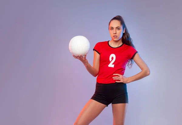 Volleyball Mädchen Halten Und Kicken Ball Auf Neon Hintergrund Spieler — Stockfoto