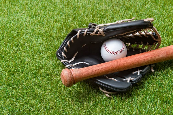 Bate Béisbol Guante Pelota Campo Hierba Verde Fondo Temático Deportivo —  Fotos de Stock