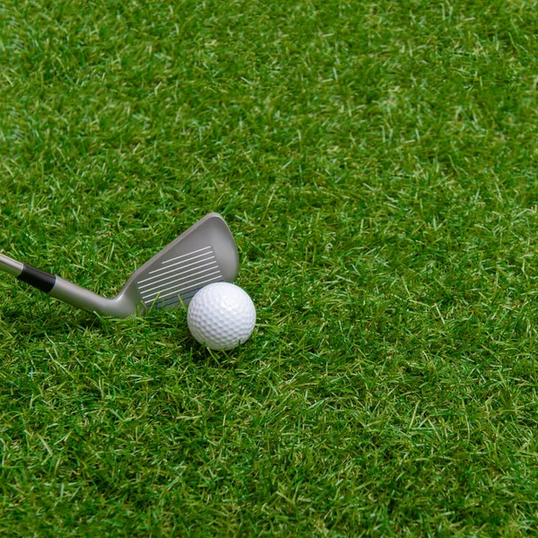 Bola Golfe Branco Vara Grama Verde Horizontal Cartaz Esporte Cartões — Fotografia de Stock