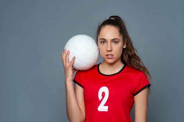 Volleybal Meisje Houden Schoppen Bal Grijze Achtergrond Speler Die Thuis — Stockfoto