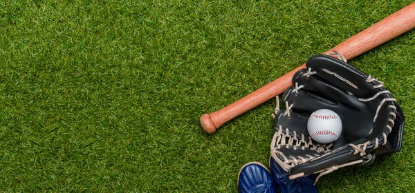 Baseballschläger Schuhe Handschuhe Und Ball Auf Dem Grünen Rasenplatz Hintergrund — Stockfoto