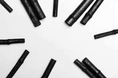 Bambu kömür kömürü su filtresi çubukları. Doğal bambu kömürü musluk suyunu tazeleyen güçlü bir arıtıcıdır. Elektromanyetik kalkan, hava filtresi ve dekor konsepti.