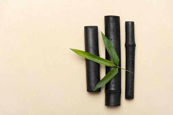 Palitos Carbón Activado Bambú Hoja Verde Sobre Fondo Color Crema — Foto de Stock